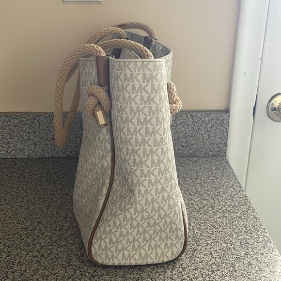 Michael kors purse - Picture 4 of 7